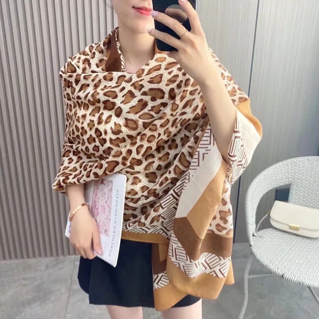 Syal Wanita Pola Bintik Macan