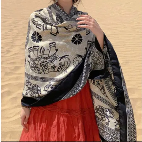 Syal Wanita Tassel Viscose dengan Motif Tropis